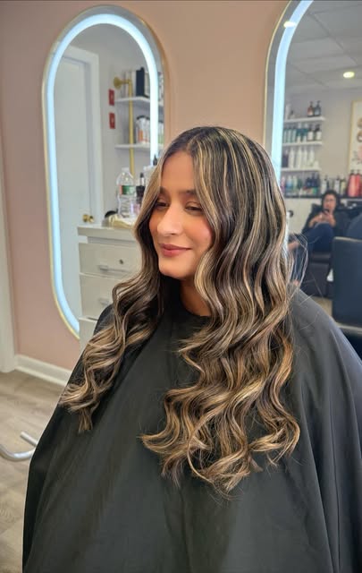 Cliente do Espaço Beleza com cabelo trabalhado